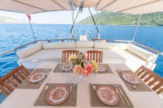 cartagena 4 kabinli mavi tur teknesi, yemek masası