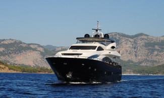 Motoryat Sunseeker 105, önden görünüm