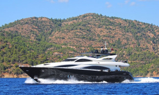 Motoryat Sunseeker 105, yandan görünüm